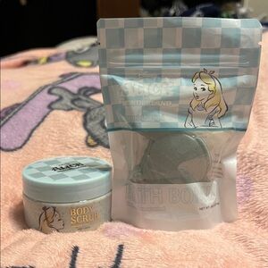 Disney Alice in Wonderland Bath Bomb and Body Scrub Set